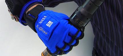 En man i blå handskar håller en ishockeyklubba. (AI text)