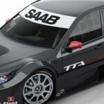 En Saab TT racerbil på vit bakgrund. (AI text)