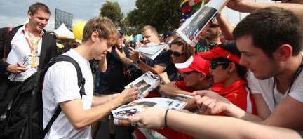 En man signerar autograf för fans. (AI text)