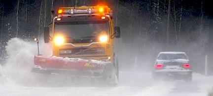 Snöplogar plogar en väg i snön. (AI text)