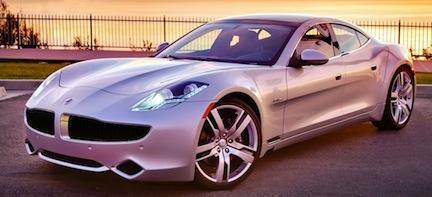 En bil parkerad i en parkeringsplats vid solnedgång. (AI text)