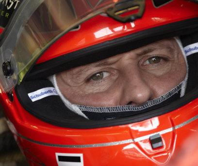 en racer i en röd racingskydda (AI text)