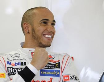 En racerförare i ett garage (AI text)