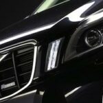 Volvo XC90 SUV:s framskärm (AI text)