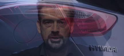 En man står framför en bil. (AI text)