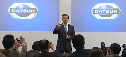 En man står framför en stor skärm. (AI text)