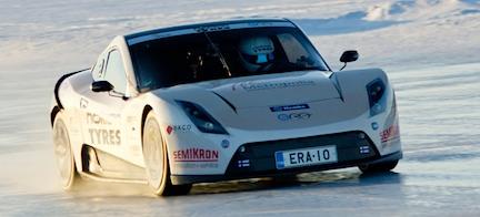 En racebil kör på is. (AI text)