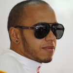 En racerförare i solglasögon (AI text)