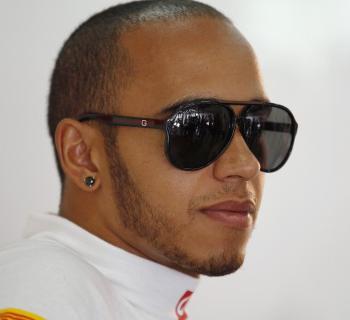 En racerförare i solglasögon (AI text)