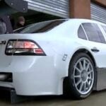 En vit bil med ett vit huva. (AI text)