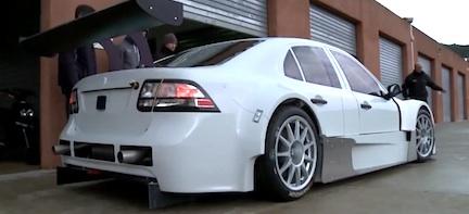 En vit bil med ett vit huva. (AI text)