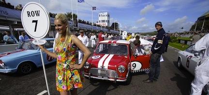 En kvinna står bredvid en bil vid en racetävling. (AI text)