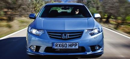 En blå Honda RDX kör nerför en landsväg. (AI text)