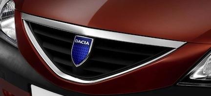 En röd bil med svart grill och svart grill. (AI text)