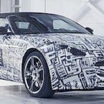 En ny Jaguar XKR-sportbil står parkerad i garaget. (AI text)