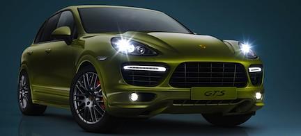 En gröna Porsche Cayenne SUV (AI text)