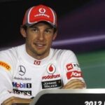 En racerförare och en mekaniker vid en presskonferens (AI text)