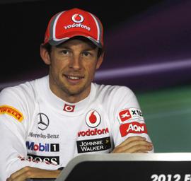 En racerförare och en mekaniker vid en presskonferens (AI text)