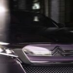 En bil i en parkeringsplats (AI text)