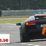 En Lamborghini GT4 kör på en racerbana. (AI text)