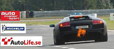 En Lamborghini GT4 kör på en racerbana. (AI text)