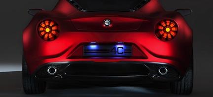 En röd bil med ett rött lamppåslag på bakändan. (AI text)