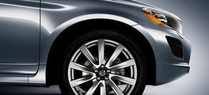 framsidan av en silverfärgad bil (AI text)