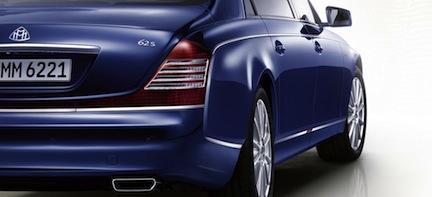 En blå Mercedes-Benz S-klass sedan (AI text)