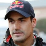Red Bull-racingförare i en röd jacka och hatt (AI text)