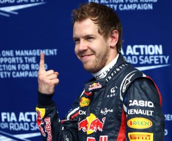 Racingföraren från Red Bull ger en vink med tummen upp. (AI text)