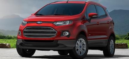 En röd Ford Ecosport parkerad framför ett berg. (AI text)