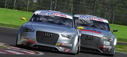 Två Audi Q3 kör på en racerbana. (AI text)