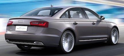 En Audi A6 sedan kör på vägen. (AI text)