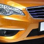 En bil visas upp på en bilmesse. (AI text)