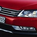 Volkswagen Tiguan kör längs vägen. (AI text)