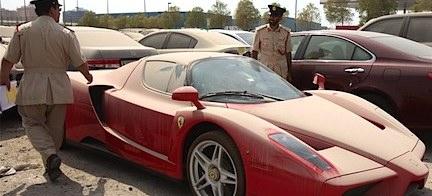 En polisinspektör granskar en röd Ferrari-sportsbil. (AI text)