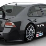 En svart bil med en bakre spoiler. (AI text)