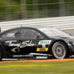 En Mercedes-Benz GT-racingbil på en bana. (AI text)