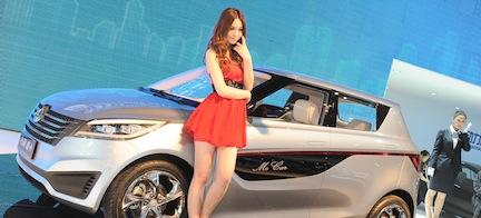 En kvinna står bredvid en bil. (AI text)