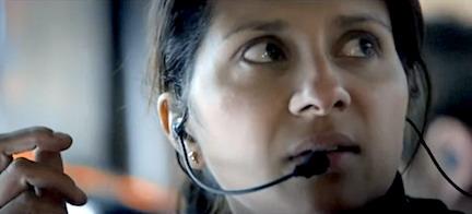 En kvinna pratar i telefon samtidigt som hon kör bil. (AI text)