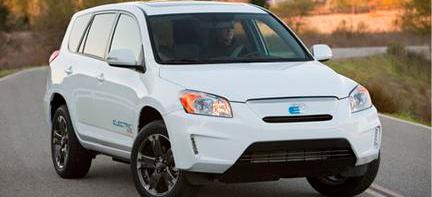 En vit Toyota RAV4 kör längs en väg. (AI text)