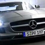 Mercedes-Benz SLS AMG kör i en tunnel. (AI text)