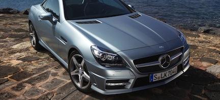 En Mercedes SLK klass parkerad vid en stenig kust. (AI text)