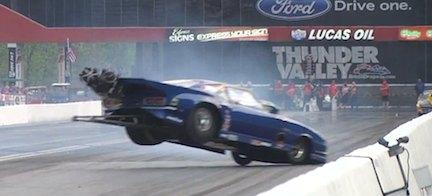 En dragbil gör en backflip under ett draglopp. (AI text)