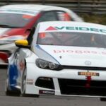 En grupp bilar på en racerbana (AI text)