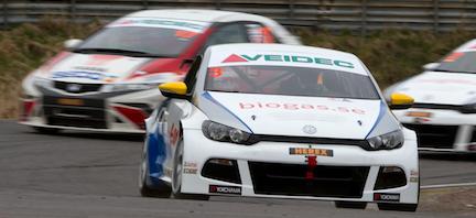 En grupp bilar på en racerbana (AI text)