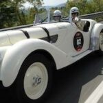 En BMW Z3 roadster kör nerför en motorväg. (AI text)