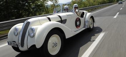 En BMW Z3 roadster kör nerför en motorväg. (AI text)