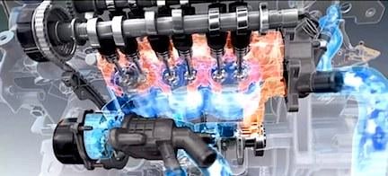 En bilmotor med lågor som kommer ut ifrån den. (AI text)