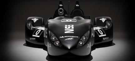 En svart racerbil med ett vitt logotyp. (AI text)